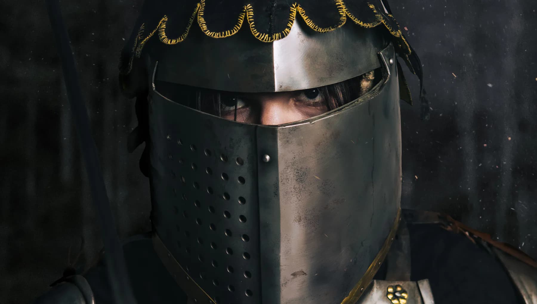 Krupni portret viteza u tamnom metalnom oklopu